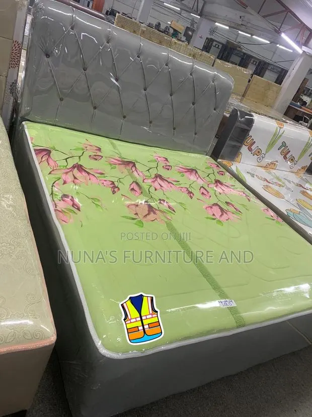 Queen Size Bed · Photo 1