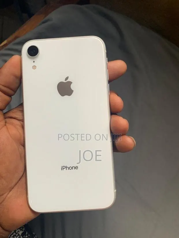 Apple iPhone XR 64 GB White · Photo 1