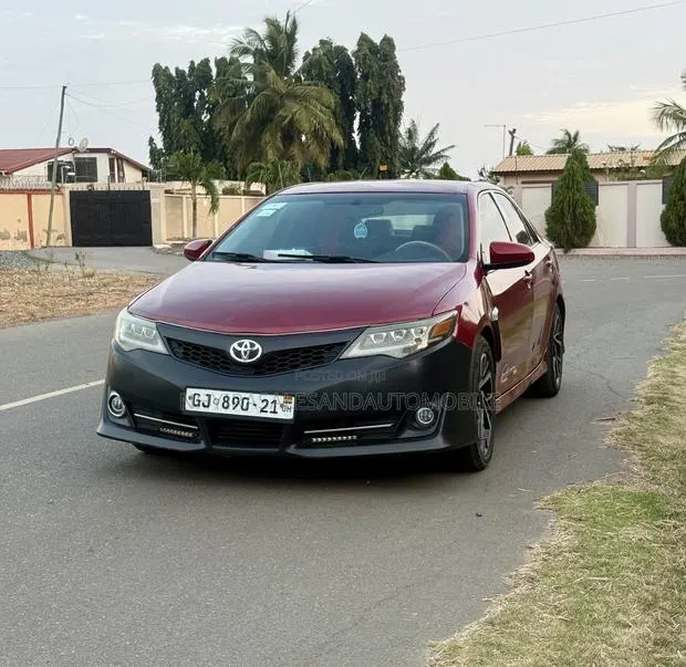 Toyota Camry LE 4dr Sedan (2.5L 4cyl 6A) 2014 Red · Photo 1