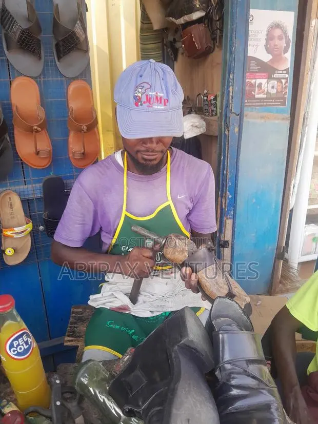 Professional Shoe Maker Repairer · Photo 1