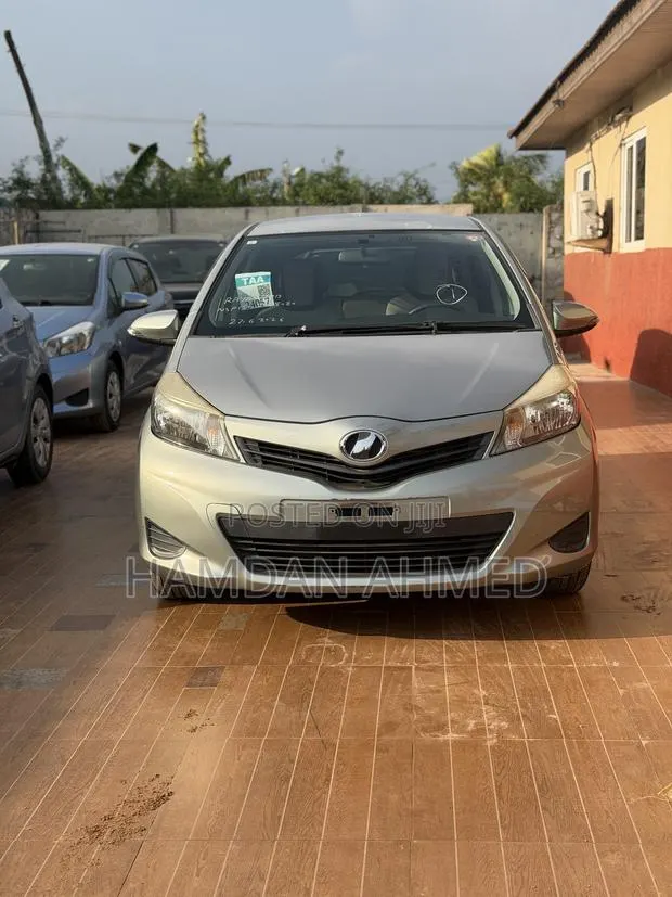 Toyota Vitz 1.3 FWD 5dr 2012 Gray · Photo 1