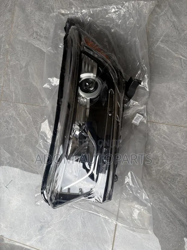 Honda CRV Headlamp Normal 2017 2018 2019 2020 2021 2022 · Photo 1
