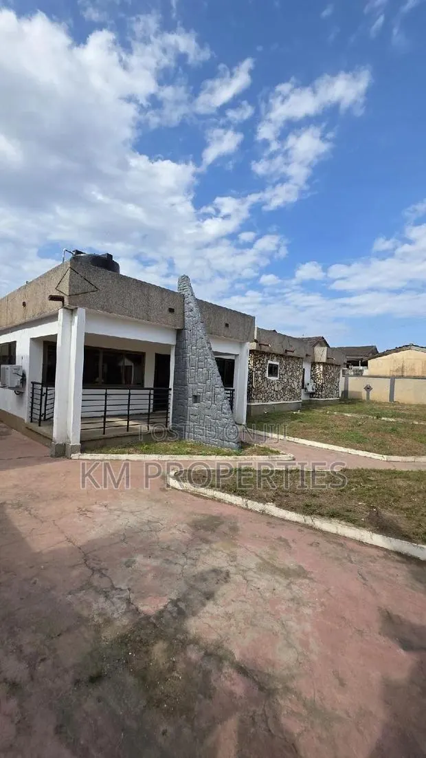 Furnished 4bdrm House in West Legon for rent · Photo 1