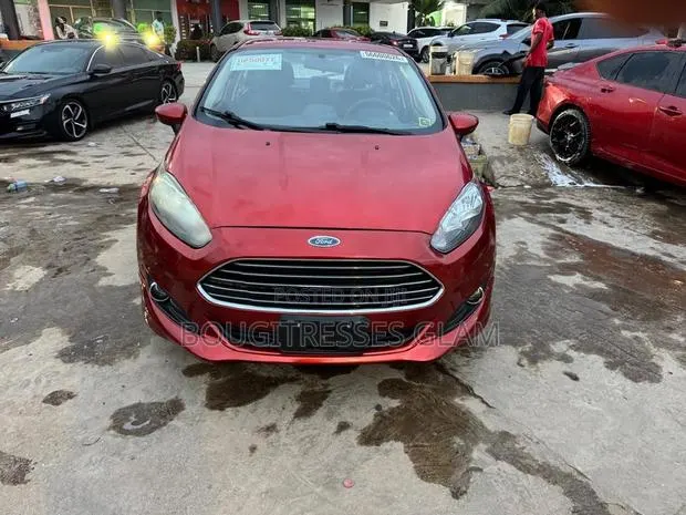 Ford Fiesta SE Sedan 2019 Red · Photo 1