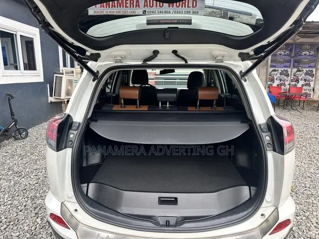 Toyota RAV4 XLE 4dr SUV AWD (2.5L 4cyl 6A) 2018 White · Photo 1