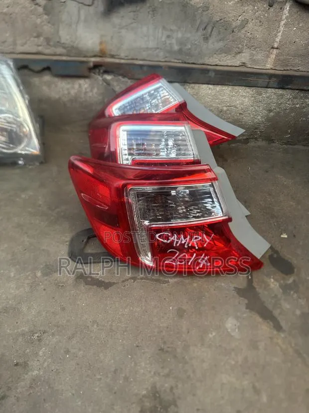 Toyota Camry 2013-2014 Taillight Pair · Photo 1