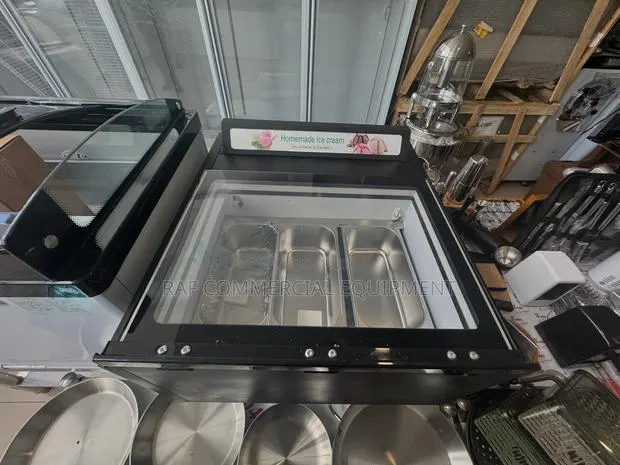 Commercial 3 Pot Ice Cream Display Freezer · Photo 1