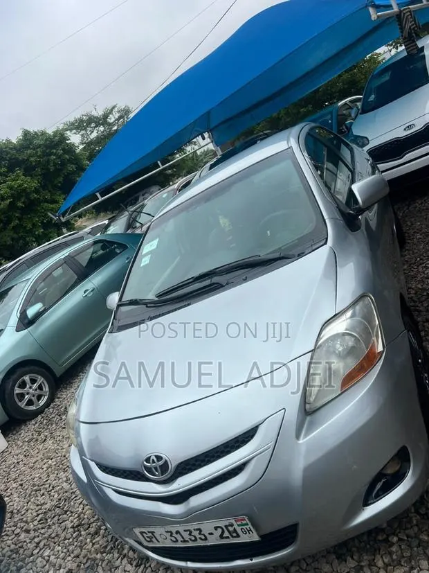 Toyota Yaris 2010 Silver · Photo 1