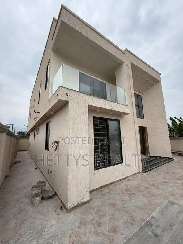 5bdrm House in Adenta for sale · Photo 1