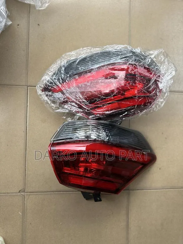 Nissan Rogue 2017-2018 Taillight Pair Available · Photo 1