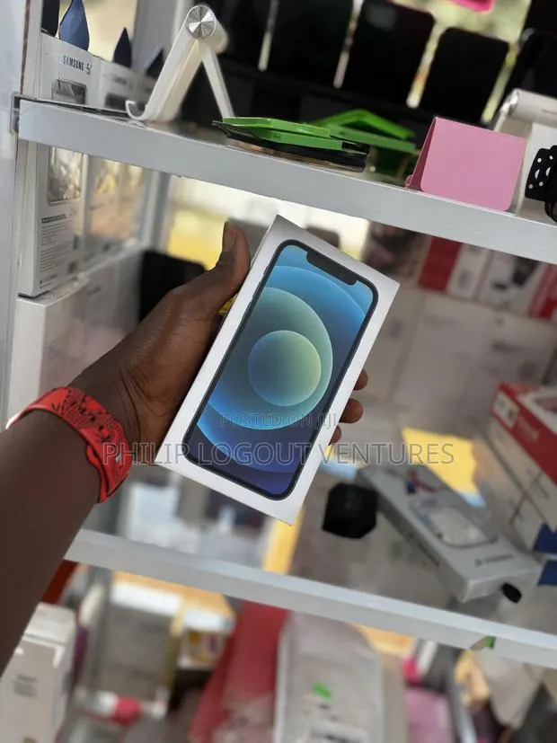 New Apple iPhone 12 64 GB Blue · Photo 1