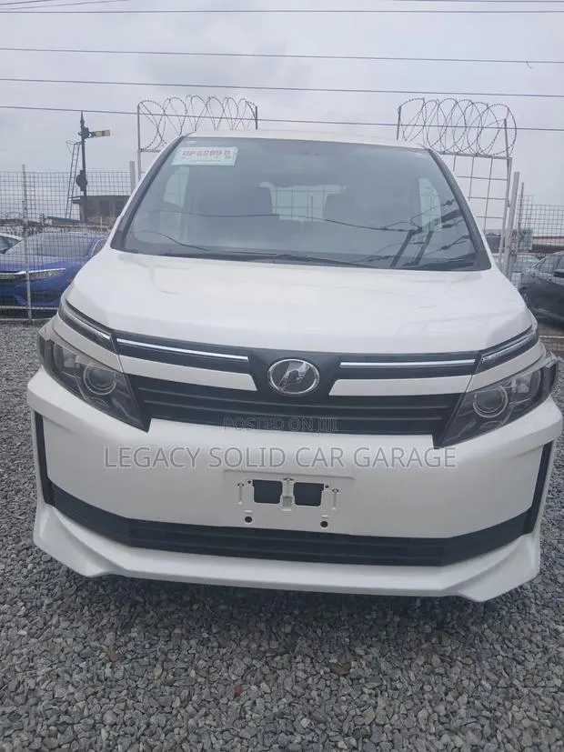 Toyota Voxy 2015 White · Photo 1