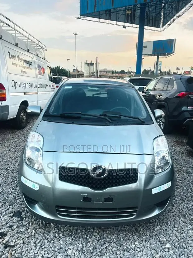 Toyota Vitz 1.3 FWD 5dr 2010 Gray · Photo 1