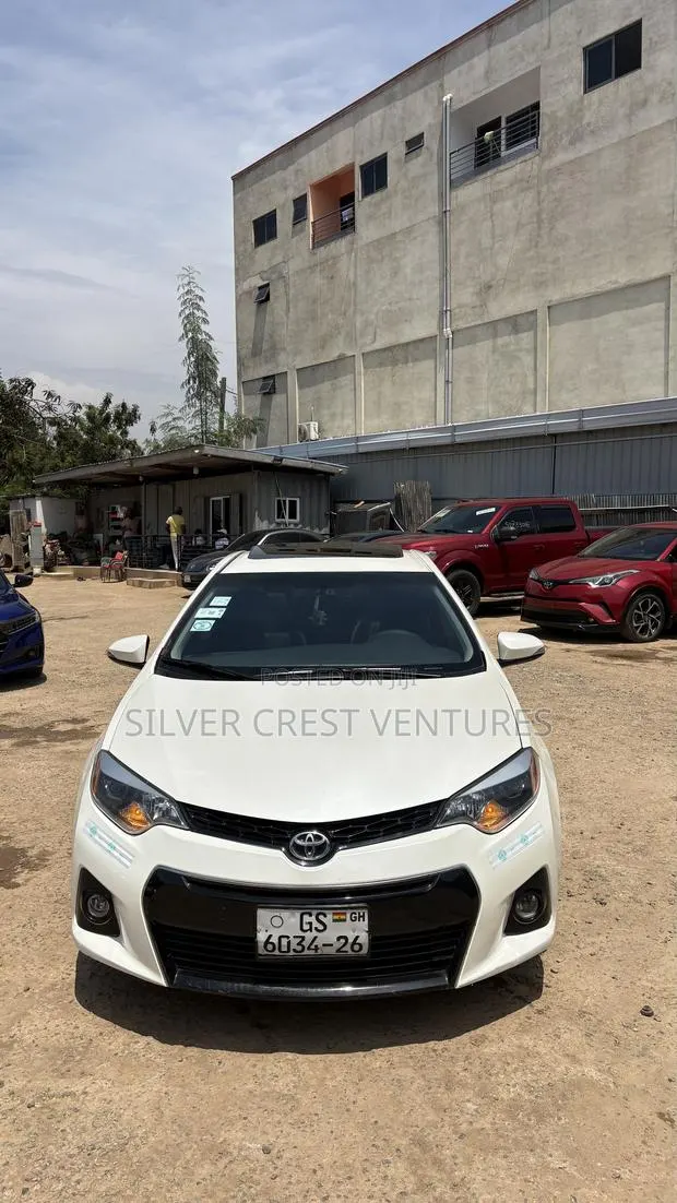 Toyota Corolla S Premium 4dr Sedan (1.8L 4cyl CVT) 2015 White · Photo 1