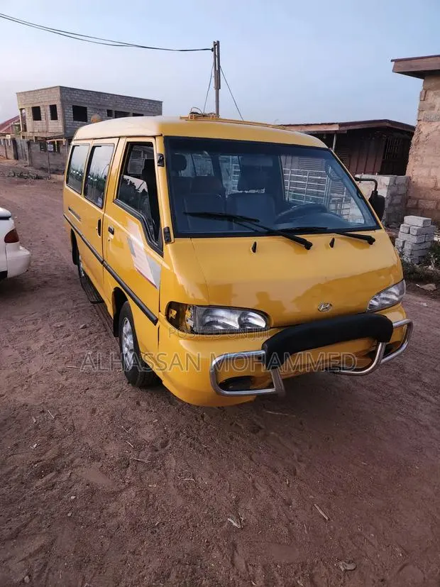 Hyundai H-100 2003 Yellow · Photo 1