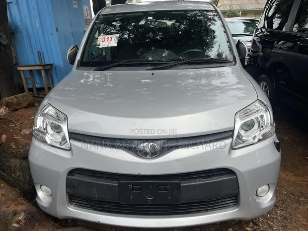 Toyota Sienta 1.5 FWD 2013 Silver · Photo 1