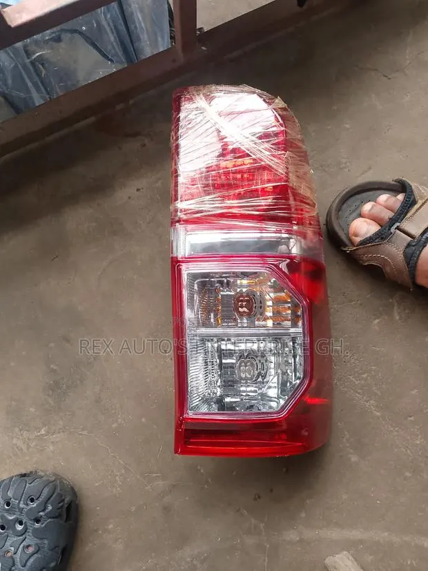 Hilux 2012,2013,2014/ Tail Light (One Side) · Photo 1