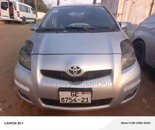 Toyota Vitz 1.5 FWD 5dr 2008 Silver · Photo 1