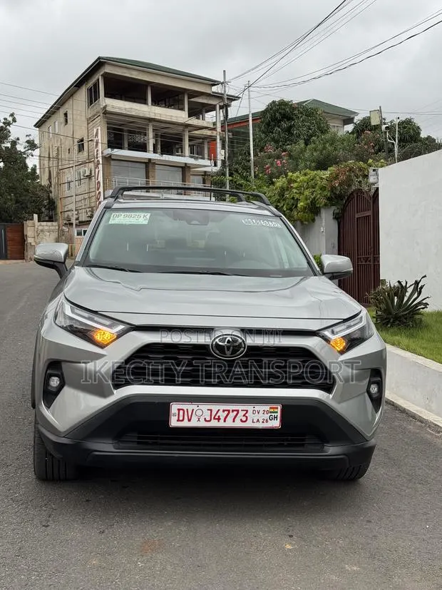 Toyota RAV4 XLE Premium 2025 Silver · Photo 1