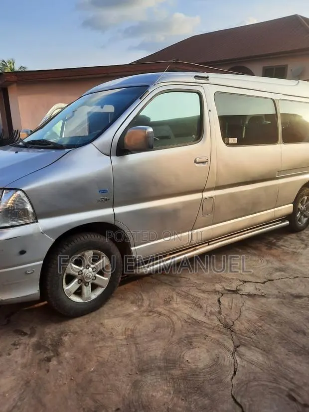 Toyota HiAce 2010 Silver · Photo 1