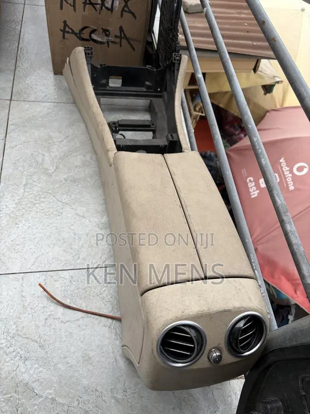 Mercedes Benz C300 Arm Rest Available · Photo 1