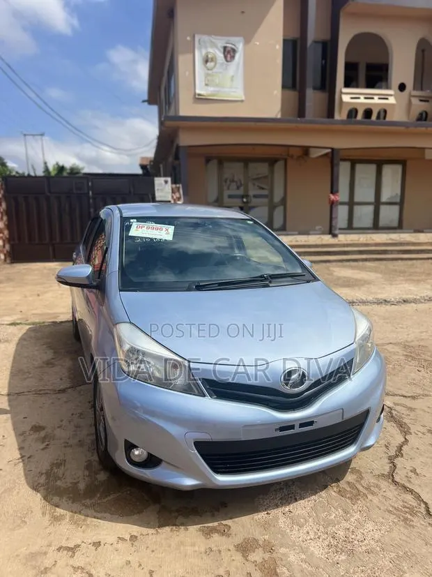 Toyota Vitz 1.3 FWD 5dr 2013 Blue · Photo 1