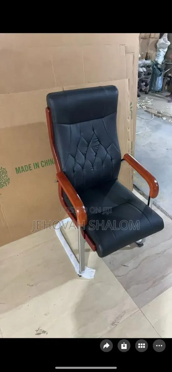 Visitors Chair Available for Sale · Photo 1