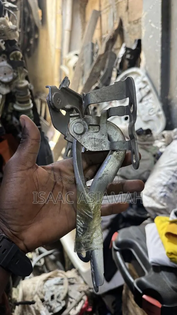 Toyota Vitz 2006,2007,2008,2009,2010,2011 Bonnet Hinge / Inches · Photo 1