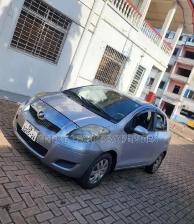 Toyota Vitz 2010 Gray · Photo 1