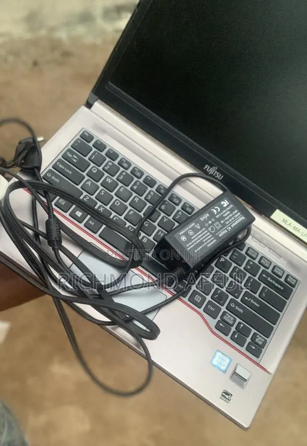 Laptop Fujitsu Lifebook E736 8GB Intel Core i5 HDD 500GB · Photo 4
