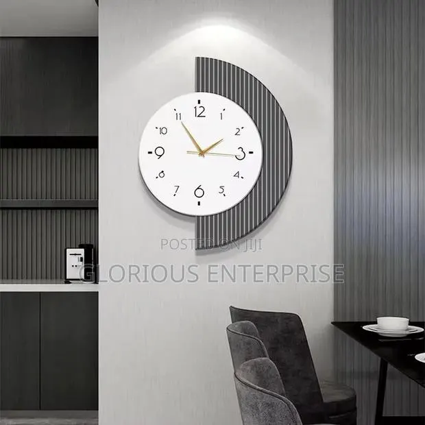 Half Decorative Clock · Photo 1