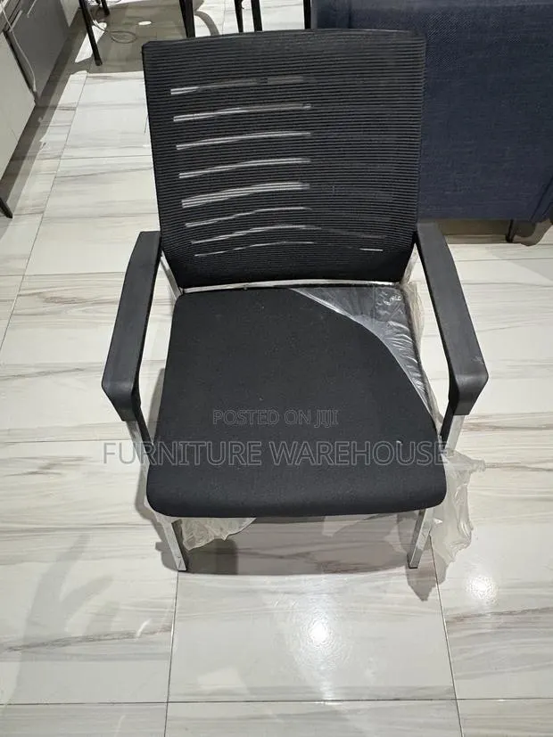 Black Mesh Office Visitor Chair · Photo 3