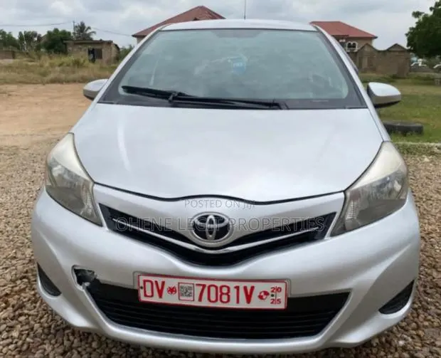 Toyota Yaris 2012 Silver · Photo 1