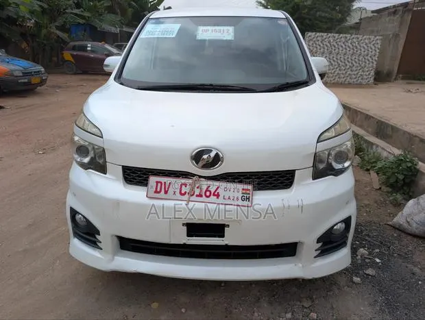 Toyota Voxy 2013 White · Photo 1