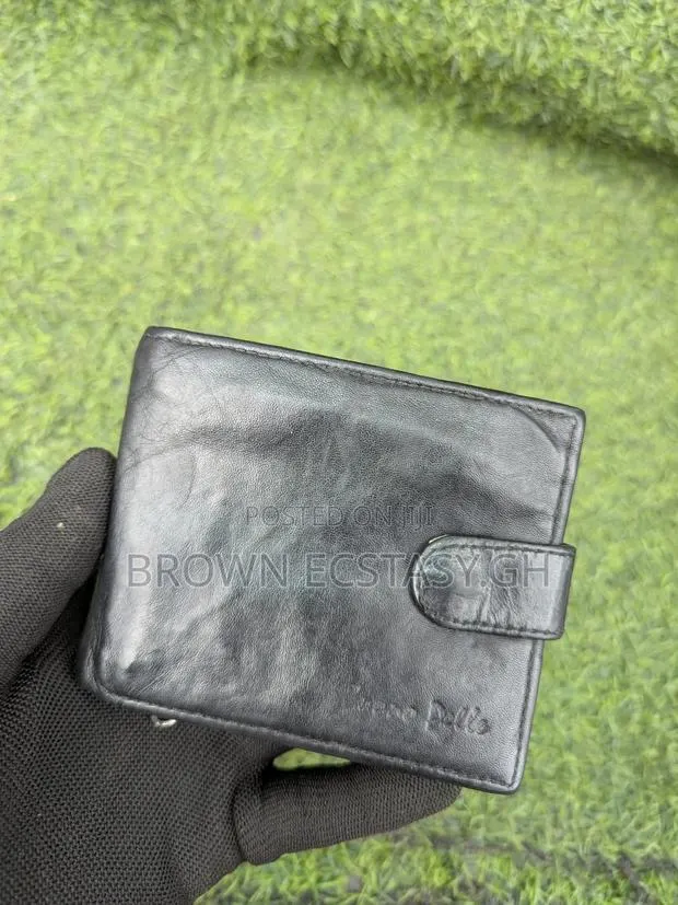 Buene Belle Leather Wallet (Home Used) · Photo 1