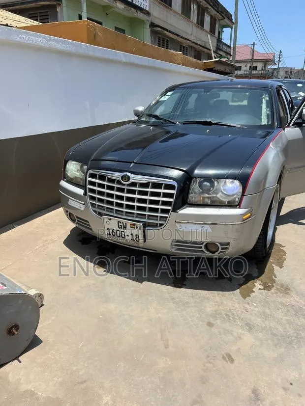 Chrysler 300C SRT8 RWD 2010 · Photo 1