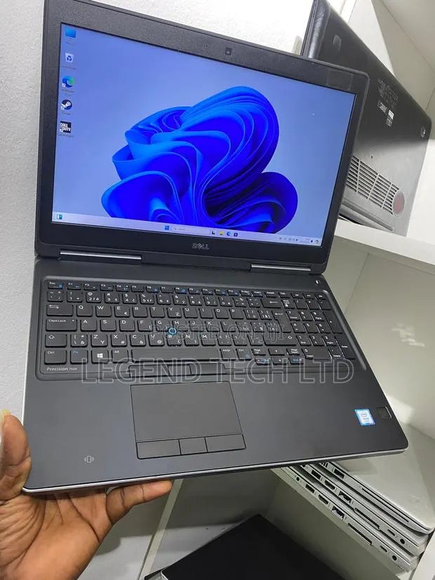 Laptop Dell Precision 15 7520 16GB Intel Xeon SSD 1T · Photo 1