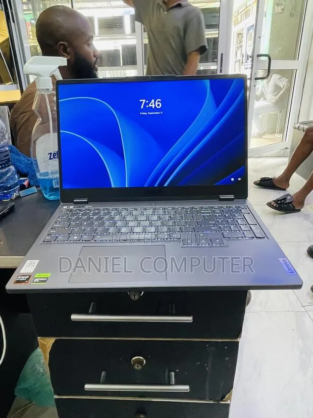 Laptop Lenovo Legion Pro 7 16GB AMD Ryzen 7 SSD 512GB · Photo 1