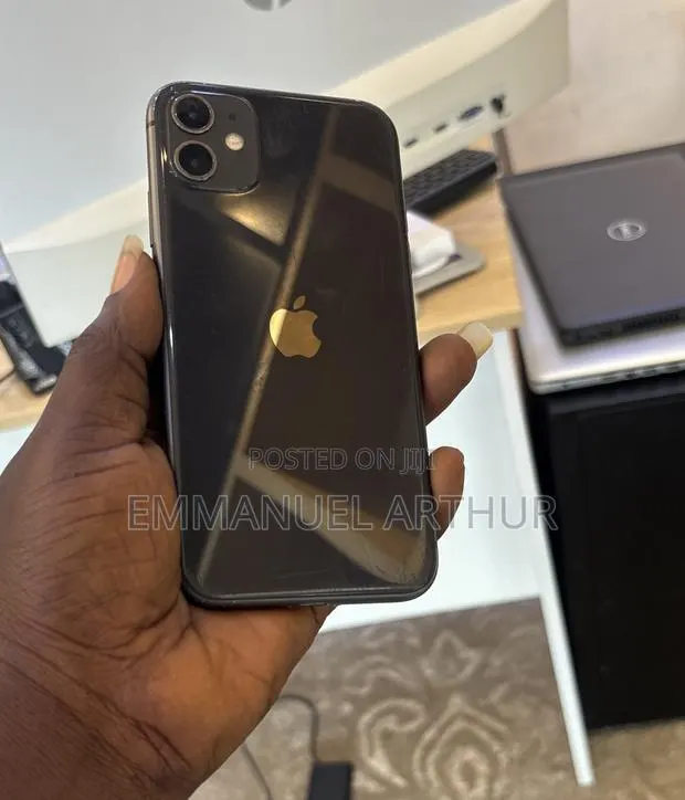 Apple iPhone 11 64 GB Black · Photo 1