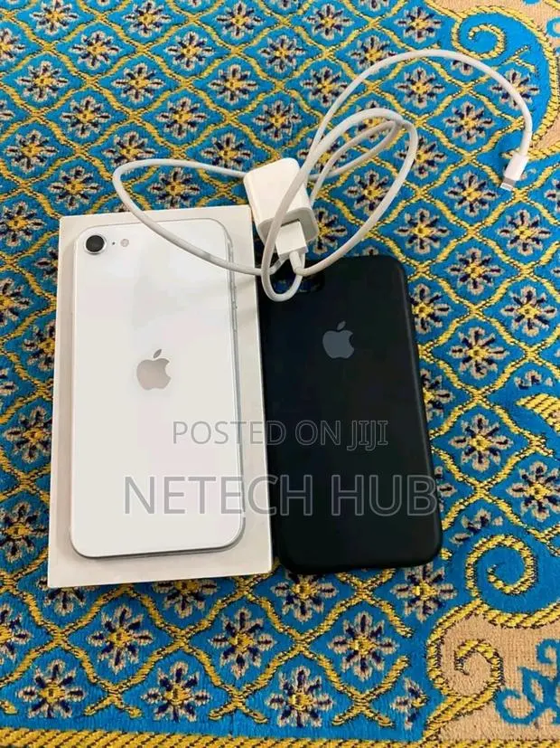 Apple iPhone SE (2022) 256 GB White · Photo 1