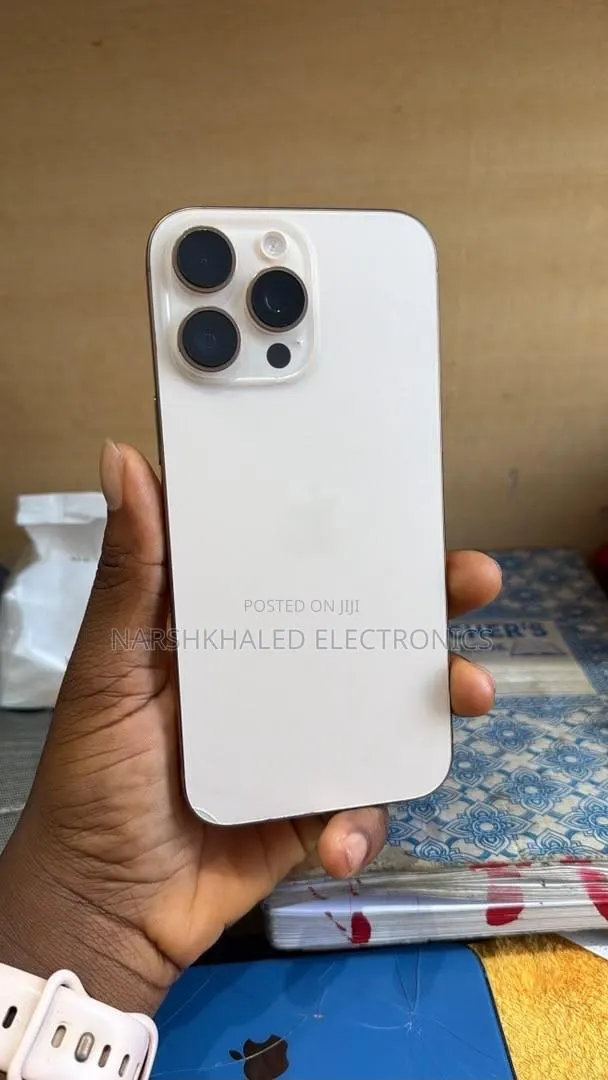Apple iPhone 16 Pro Max 1 TB Gold · Photo 1