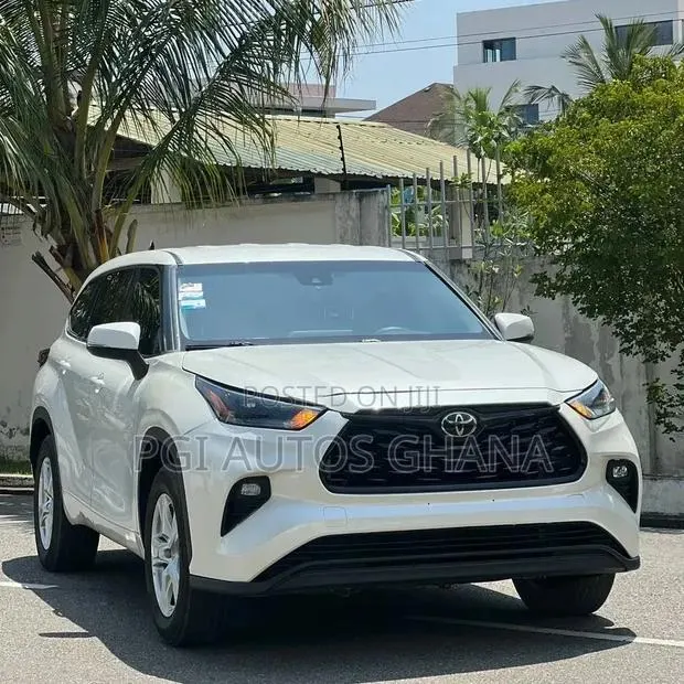 Toyota Highlander LE 2021 White · Photo 1