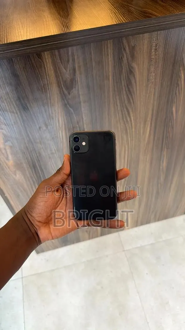 Apple iPhone 11 64 GB Black · Photo 1
