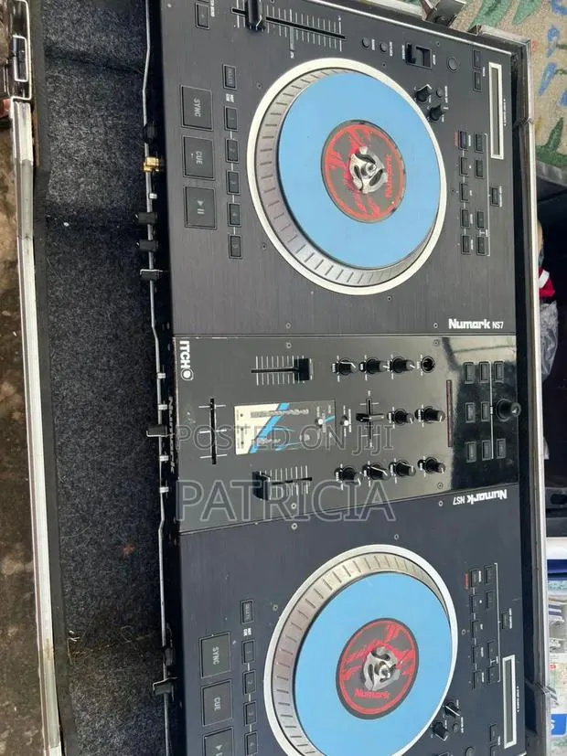 Numark Ns7 Professional Motorized Dj Controller With Flight Case · Photo 1