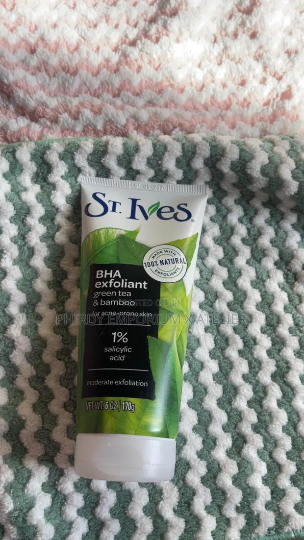 St. Ives Green Tea Bamboo Facial Scrub (Acne Control) · Photo 1