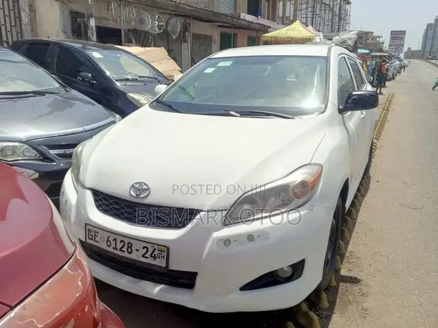 Toyota Matrix Hatchback FWD (1.8L 4cyl 5M) 2010 White · Photo 1