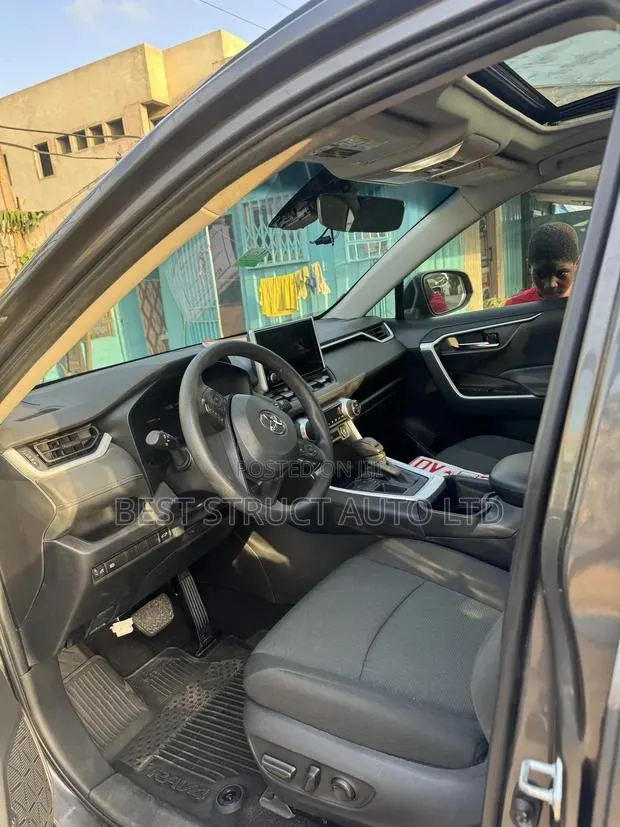 Toyota RAV4 XLE AWD 2024 Gray · Photo 1