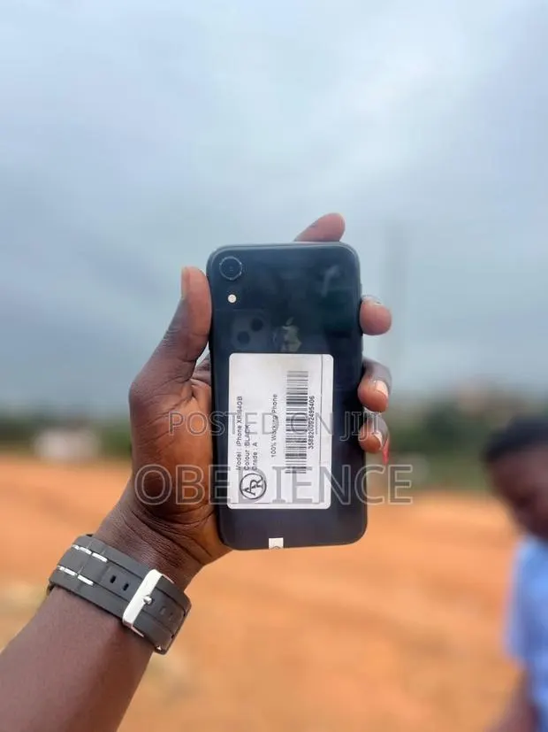 Apple iPhone XR 64 GB Black · Photo 1