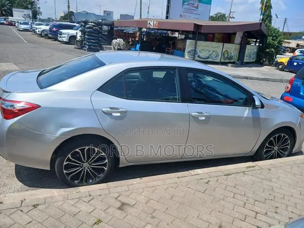 Toyota Corolla 2016 Silver · Photo 5