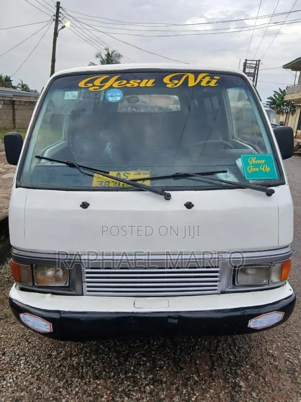 Nissan Caravan (Urvan) 2003 White · Photo 1